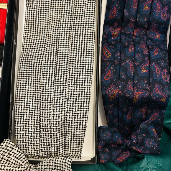 Brand New Red Trafalgar Suspenders Set of 3 Mens Silk Cummerbund Bow Tie Sets. - Picture 2 of 5